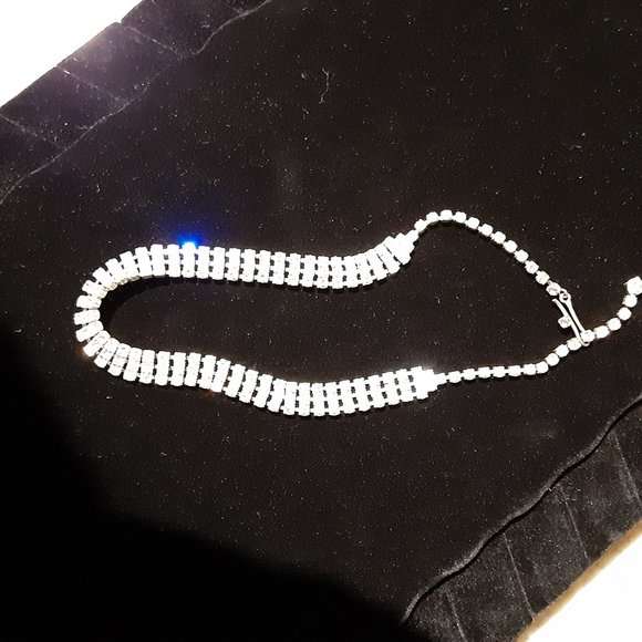 Elegant Silver Necklace and Bracelet Set - Picture 4 of 8